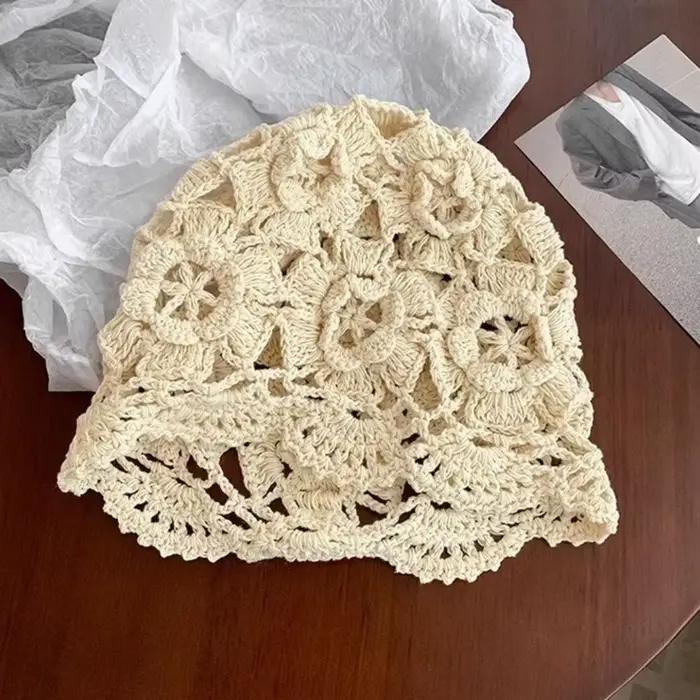 Bonnet tricoté style bohème avec fleur au crochet