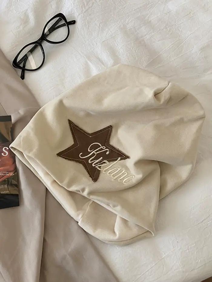 Bonnet brodé de lettres avec écussons étoiles