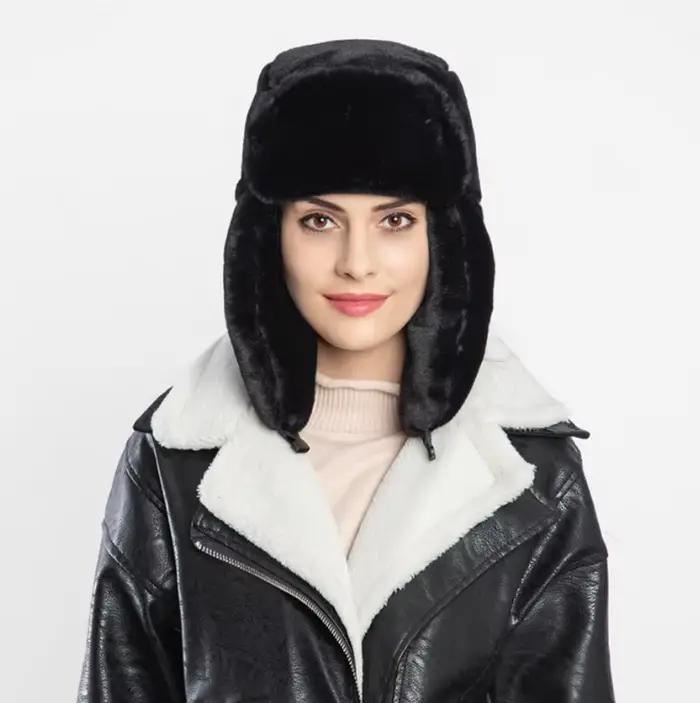Chapeau pour femmes en fausse fourrure d'hiver avec rabat pour les oreilles