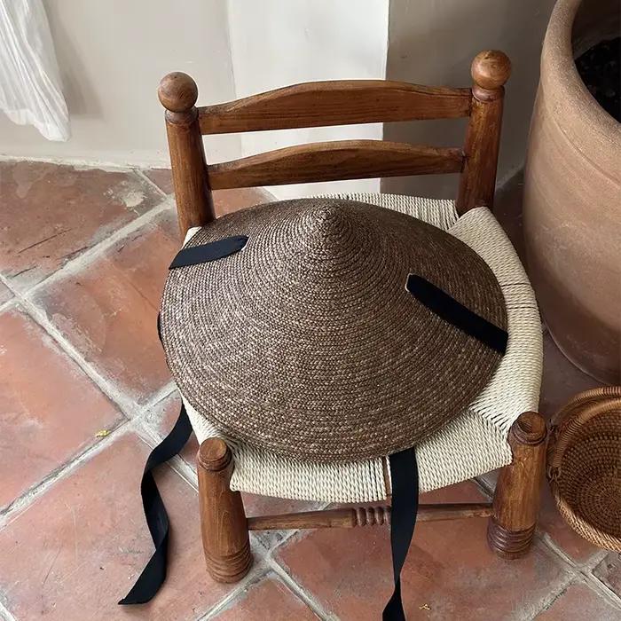 Chapeau de paille conique tendance pour les vacances