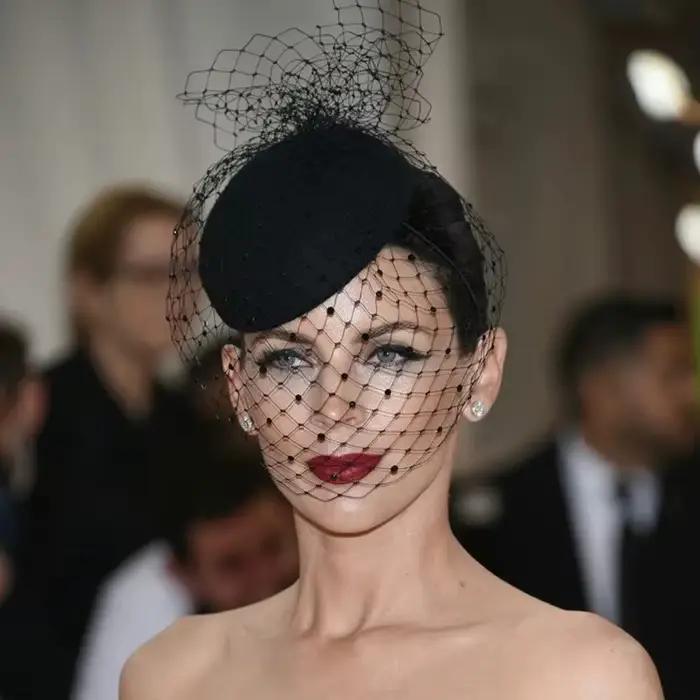 Chapeau fascinateur Chic fait à la main pour femmes