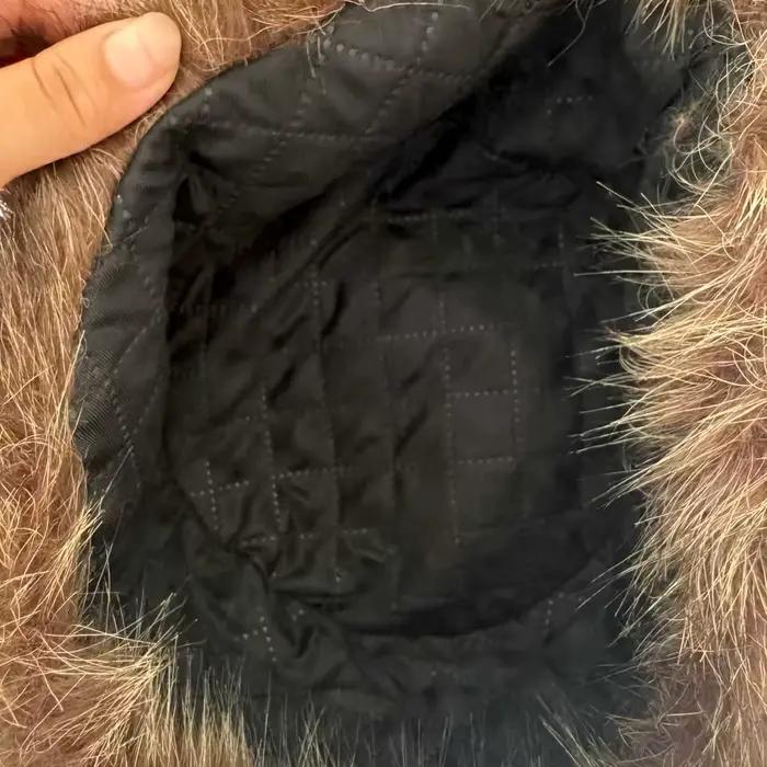 Un chapeau d'hiver pour femme en fausse fourrure confortable avec queue de raton laveur - Fibre de polyester épaisse et