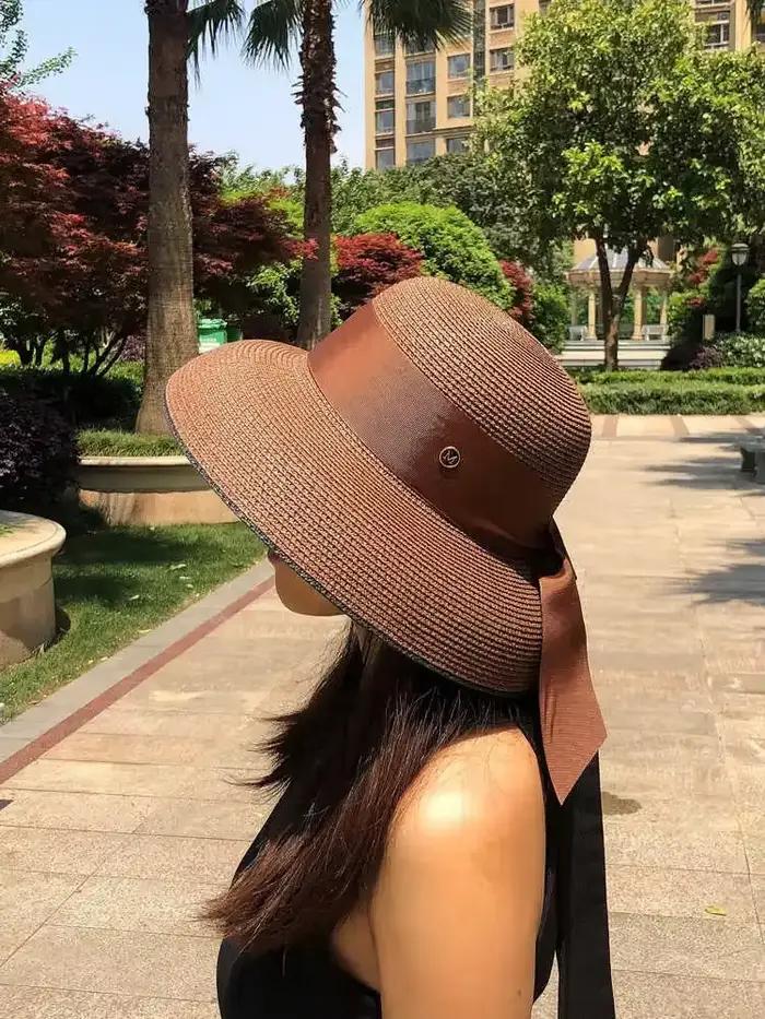 Chapeau de soleil en paille rétro français pour femmes avec détail d'arc - Style Hepburn élégant à large bord UPF 50+ Protection solaire pour les vacances à la plage