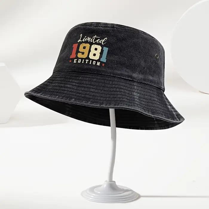 Un élégant chapeau de pêcheur unisexe avec un imprimé 1981