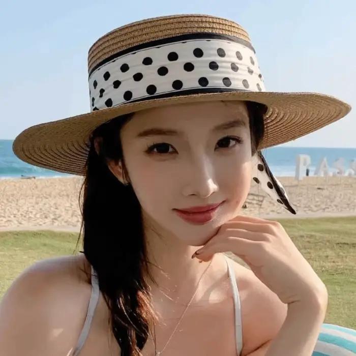 Chapeau de plage élégant en paille tressée avec perles