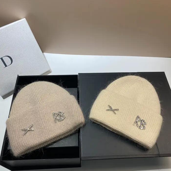 Chapeau tricoté en poils de lapin avec lettres RB
