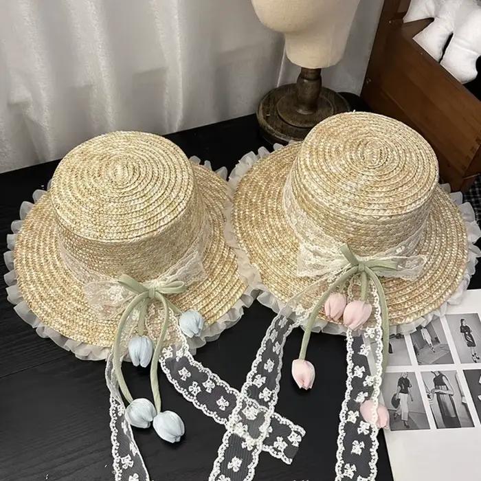 Chapeau de paille à large bord avec nœud en dentelle et fleur