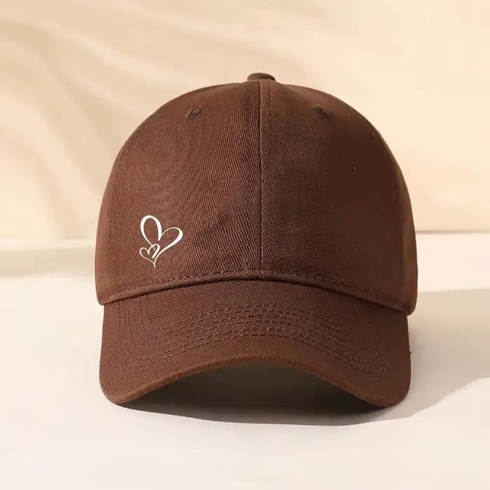 Casquette de baseball mignonne motif cœurs beige unisexe ajustable protection solaire toutes saisons voyage style urbain浪漫与实用并存的棒球帽：白色心形图案，米色背景，男女通用，易于调节，四季皆宜，防晒出行必备时尚单品