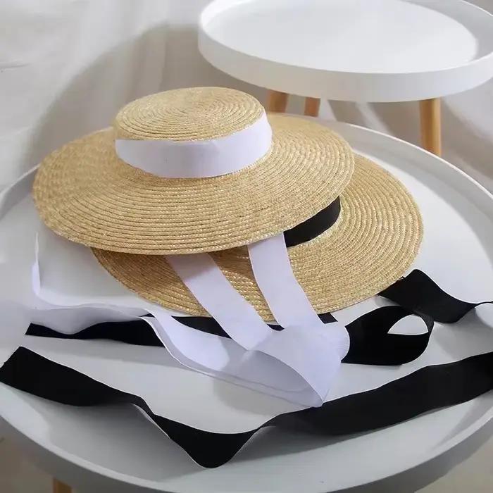 Chapeau de paille à large bord et dessus plat