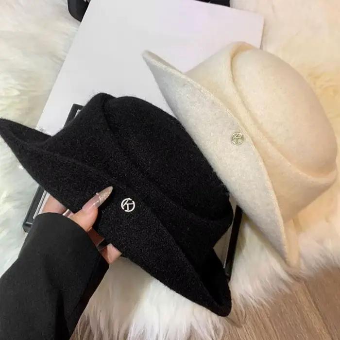 Libérez votre esprit Hepburn! Chapeau en laine noir à bord roulé