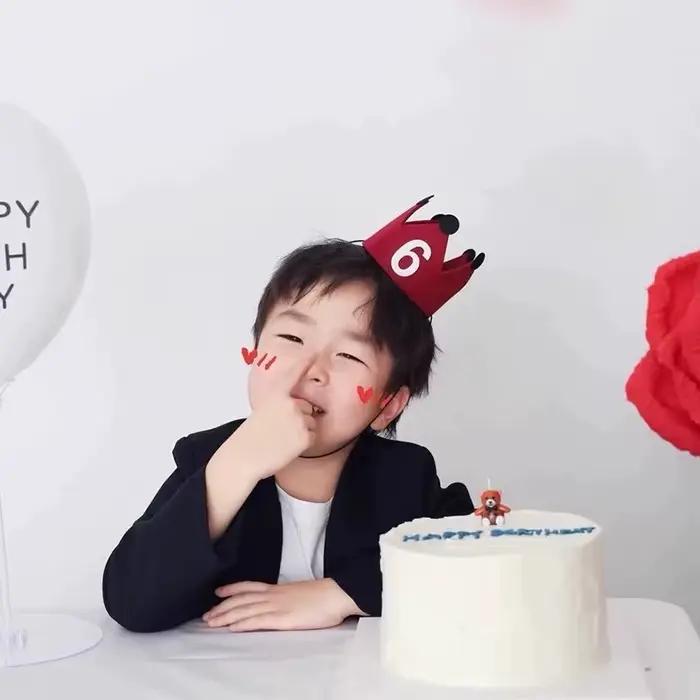 Chapeau joyeux anniversaire pour bébé