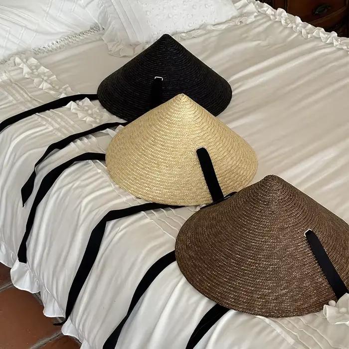 Chapeau de paille conique tendance pour les vacances