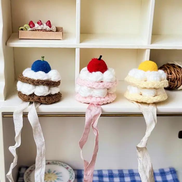 Chapeau de gâteau tricoté pour figurines de poupée