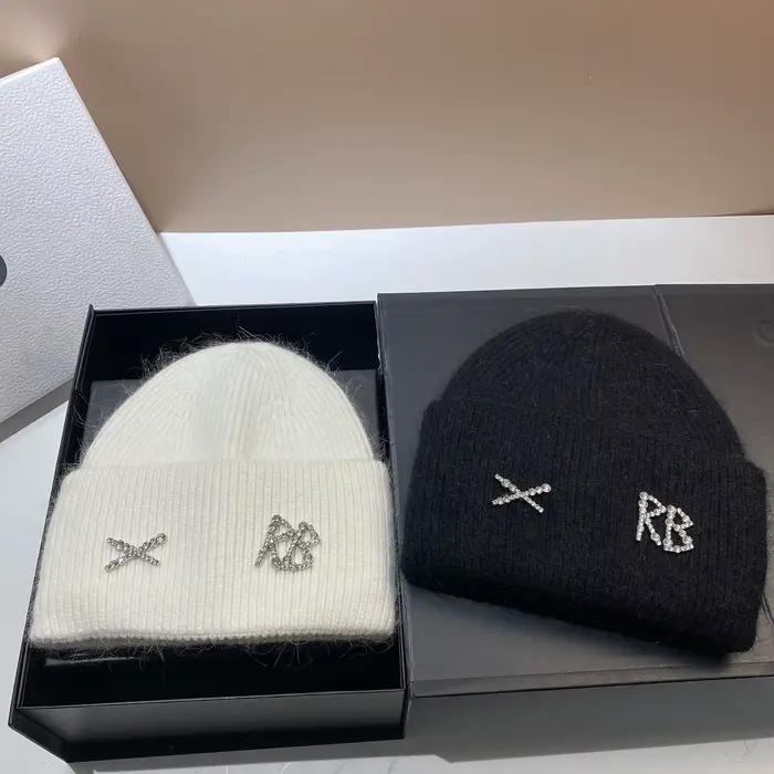 Chapeau tricoté en poils de lapin avec lettres RB