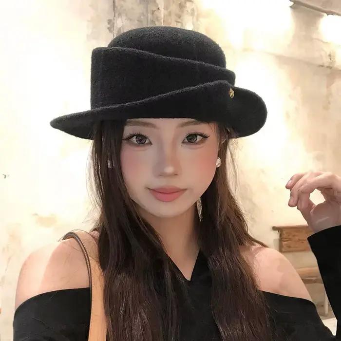 Libérez votre esprit Hepburn! Chapeau en laine noir à bord roulé