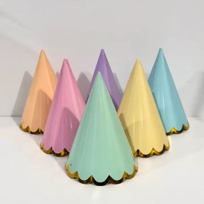 Chapeaux de fête pastel avec bordure festonnée dorée