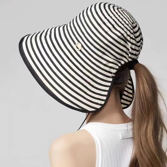 Chapeau de soleil à larges bords rayé noir et blanc pour l'été
