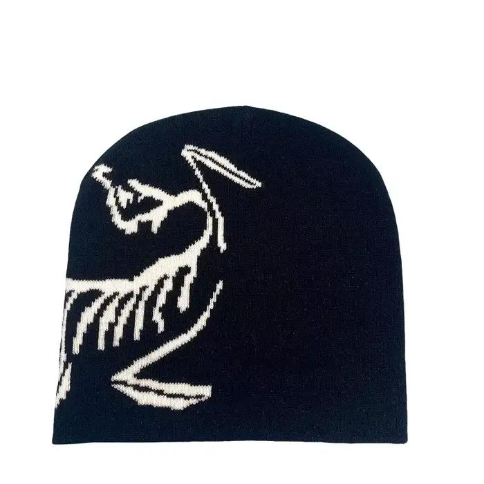Bonnet tricoté chaud avec broderie de lettres