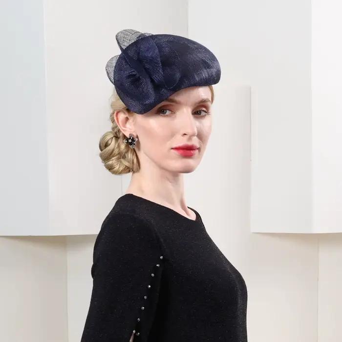 Béret Sinamay élégant bleu marine, chapeau fascinateur avec voile pour femmes de luxe, parfait pour