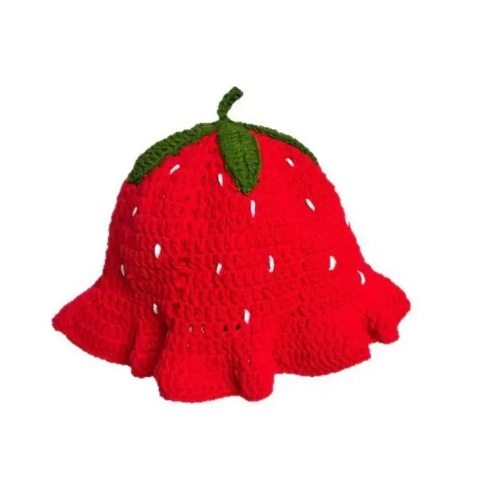 Chapeau de pêcheur fait main mignon avec motif fraise, chapeau chaud en fil ajouré rouge pour fille