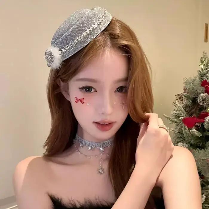 Chapeau élégant : Béret, Fédora, Chapeau haut de forme, Fascinator flocon de neige, avec pince à che