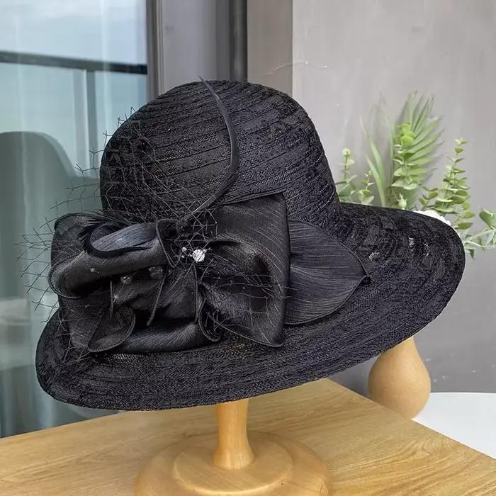 Chapeau élégant en maille avec détails floraux, large bord, couvre-visage, chapeau de plage pare-sol