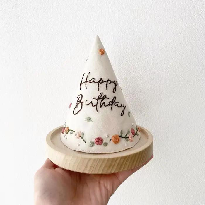Chapeau boule en maille florale avec fleurs brodées en rose, lunatique, idéal pour les fêtes de fest