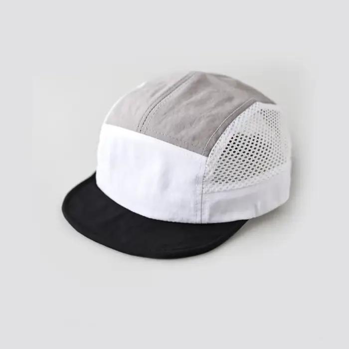 Casquette rétro bicolore respirante à séchage rapide à bord plat avec tissu en maille ajustable, idé