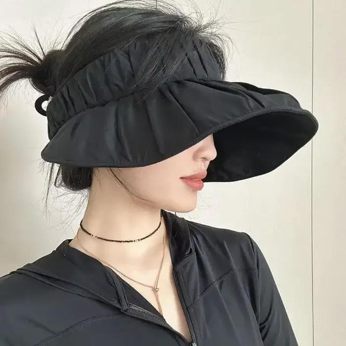 1 chapeau de soleil léger avec un design à calotte haute et à large bord, adapté aux activités de pl