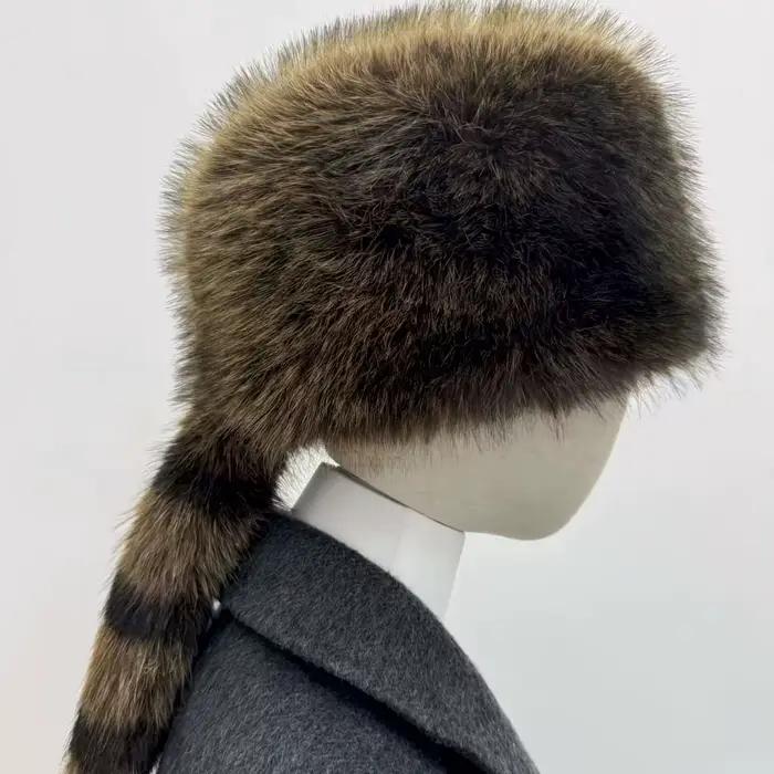 Un chapeau d'hiver pour femme en fausse fourrure confortable avec queue de raton laveur - Fibre de p