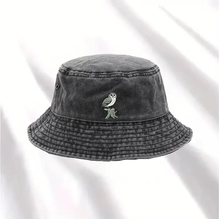 Un chapeau avec un imprimé « Une hibouille sur un souche », un accessoire élégant pour les deux sexe