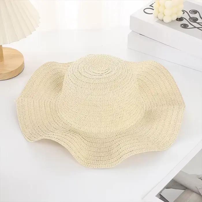 Chapeau de soleil en paille à large bord pour femme 2024, design ondulé tendance, parfait pour la pl