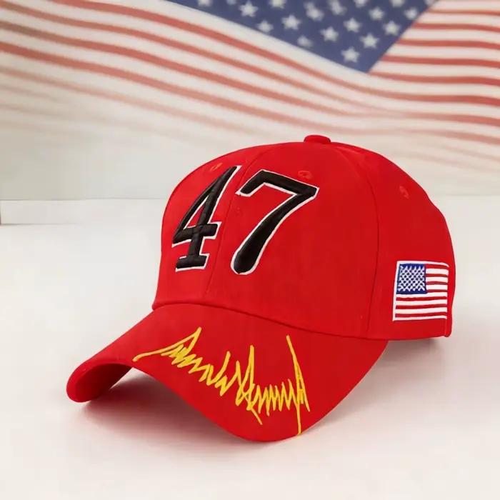 Casquettes rouges et blanches avec « 47 » : debout contre le drapeau américain, leurs logos brodés e