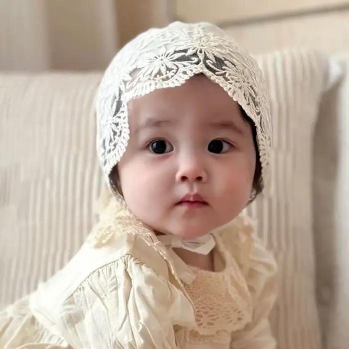 Bonnet Bébé en Dentelle Florale Brodé avec Volants – Chapeau de Princesse en Maille pour Nourrisson