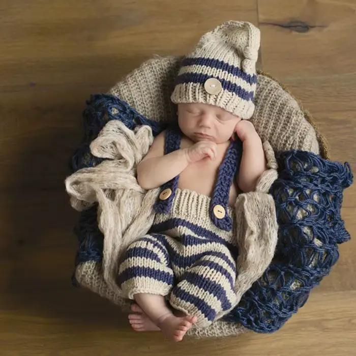 Chapeau et combinaison tricotés à rayures pour bébé