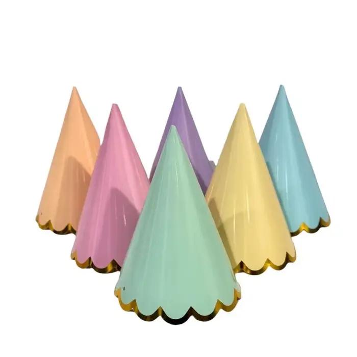 Chapeaux de fête pastel avec bordure festonnée dorée