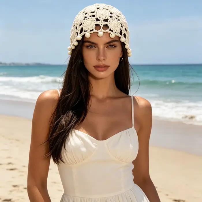 Bonnet tricoté ajouré à fleurs au crochet et à pompons perlés