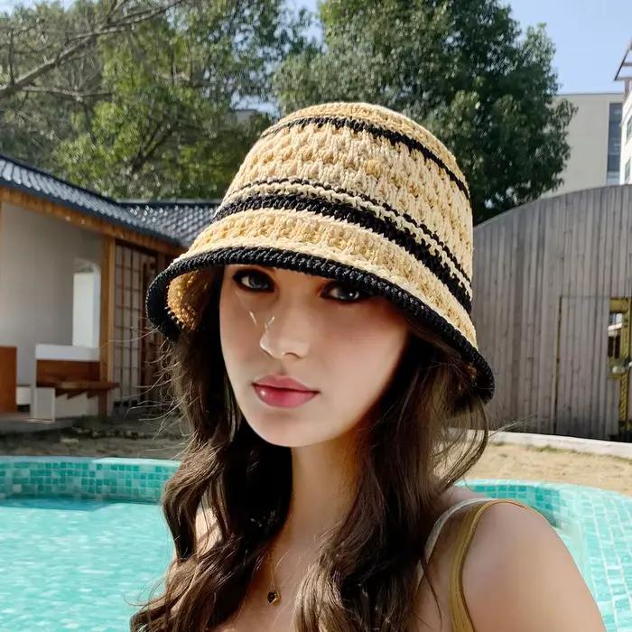 Bonnet creux tricoté à rayures colorées pour femme