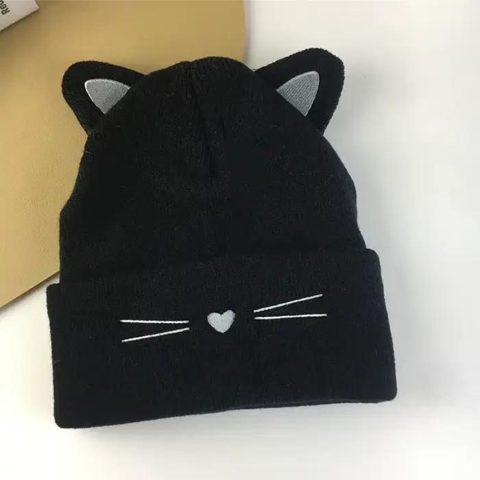 Chapeau tricoté avec oreilles de chat mignonnes brodées pour femmes
