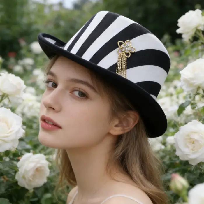 Chapeau de magicien à rayures noires et blanches avec pompon floral