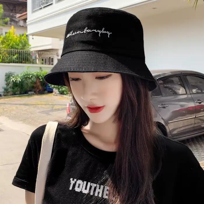 Chapeau à large bord pliable avec lettres E27 pour femme