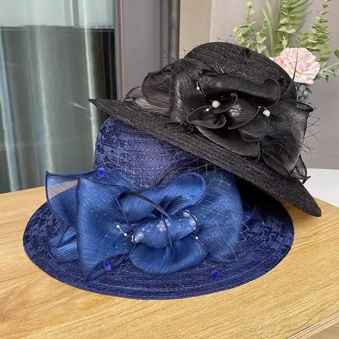 Chapeau élégant en maille avec détails floraux