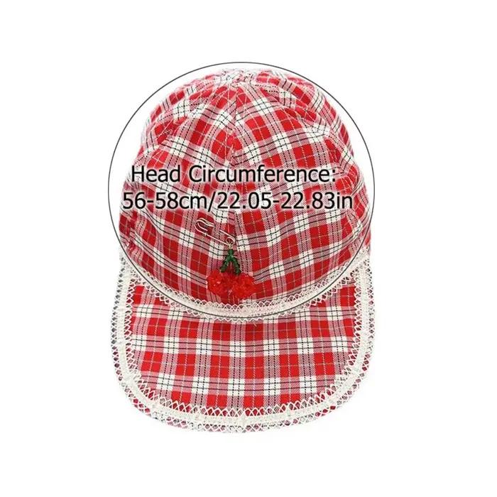 Casquette de baseball en coton à carreaux rouges avec broche cerise et dentelle
