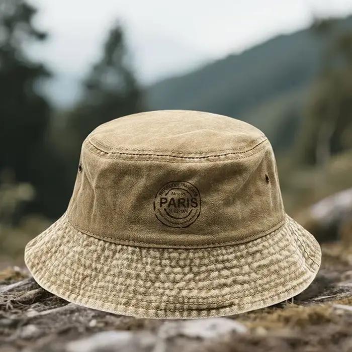1 chapeau imprimé « Paris Retro Stamp »