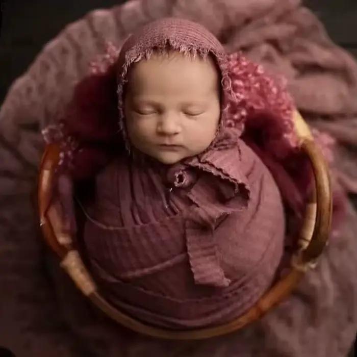 Bonnet en dentelle pour nouveau-né