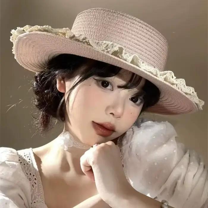 Chapeau de soleil Lolita doux en paille tressée à bord large et dessus plat