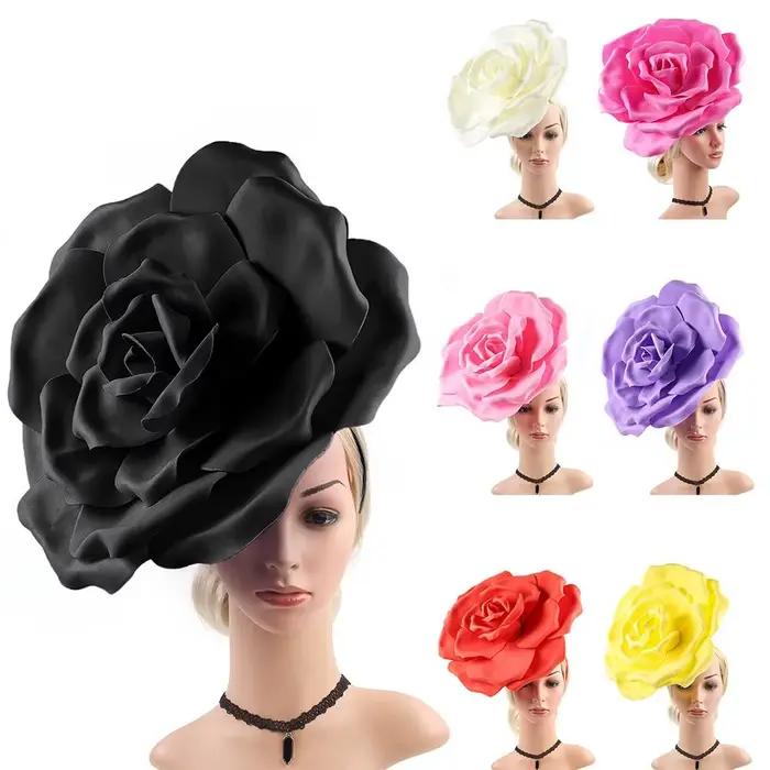 Chapeau fascinateur à fleurs de roses exagérées
