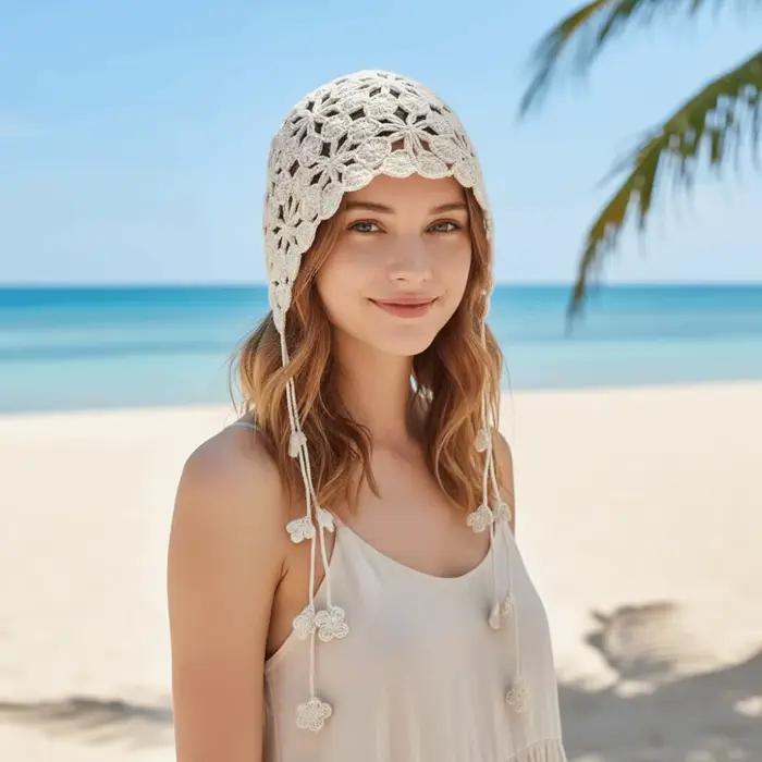 Bonnet tricoté ajouré à pompon