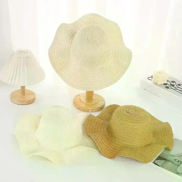 Chapeau de paille à large bord ondulé pour femme