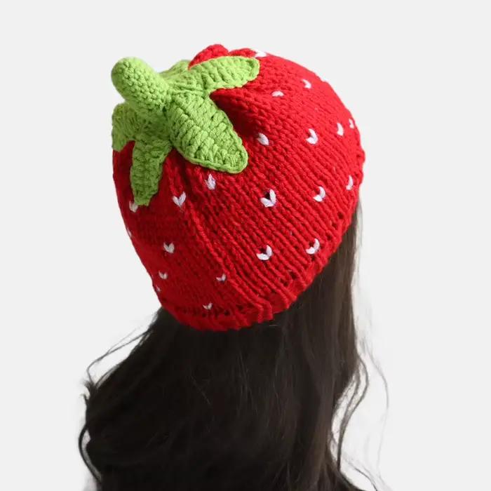 Un joli chapeau tricoté à la main aux fraises de dessin animé pour dames